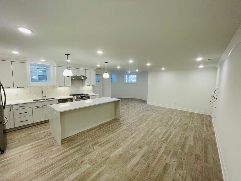 Building Photo - 843 W Wellington Ave