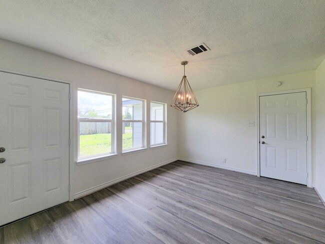 Building Photo - This fully renovated 3-bedroom, 2-bath home features a modern kitchen, large master suite with a ...