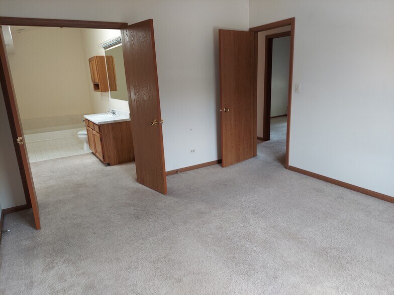 Building Photo - 1665 Commodore Ct