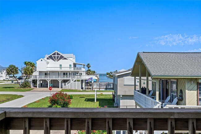 Building Photo - 3923 Reeves Dr