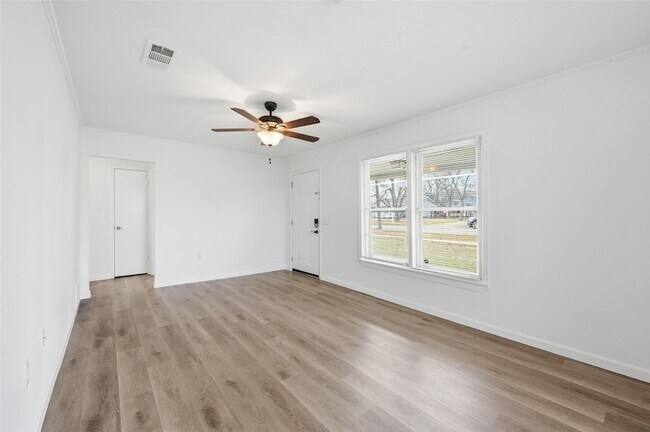 Building Photo - 418 Russell St