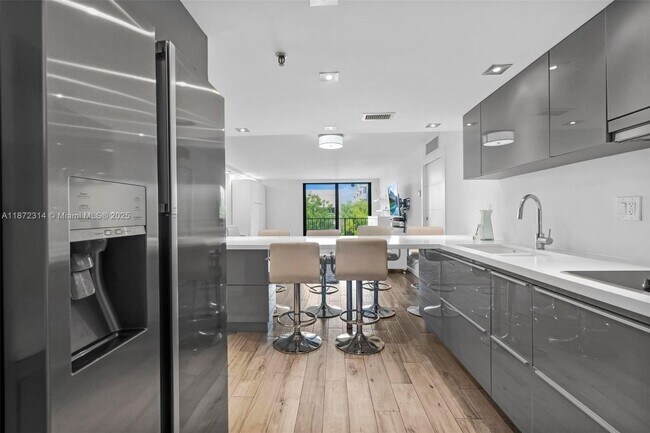 Building Photo - 2625 Collins Ave