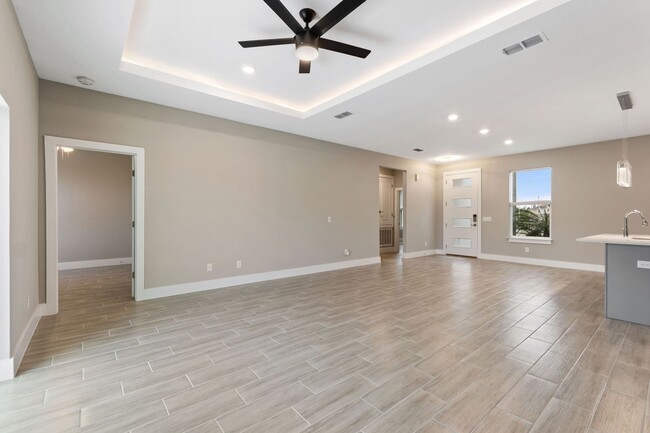 Building Photo - 1057 Sabine Pl