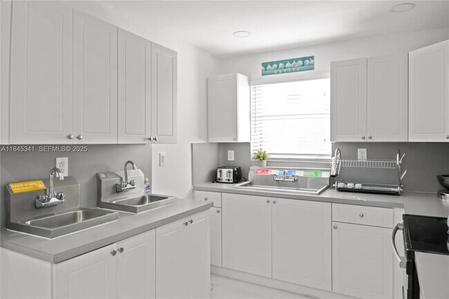 Building Photo - 1310 SW 76th Ave