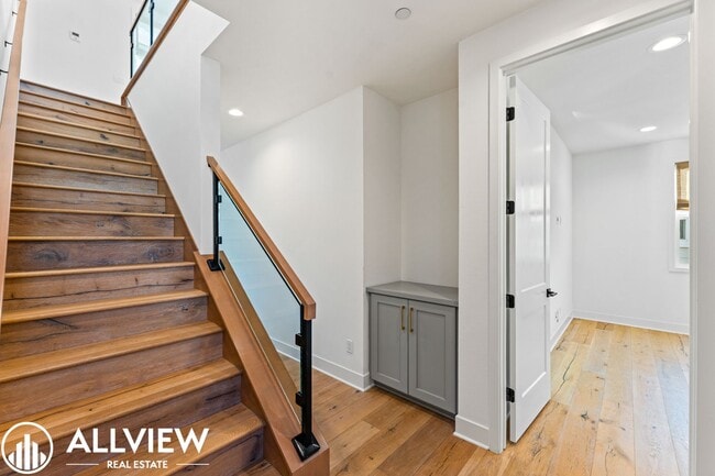 Building Photo - Coastal Modern 5 Bed/4 Bath Home Available...