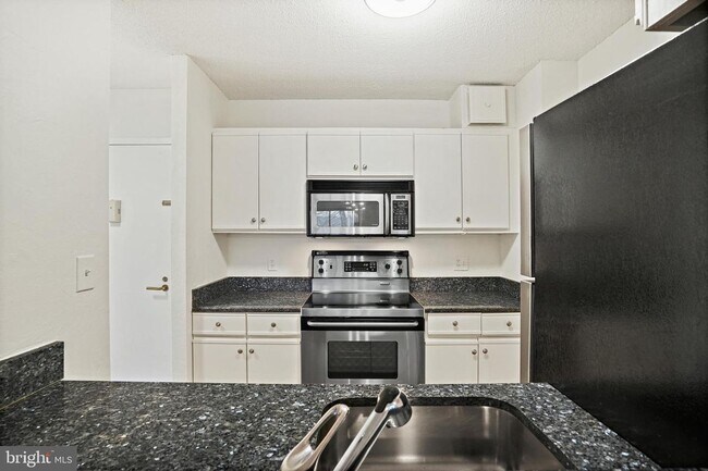 Building Photo - Gorgeous and Airy 1bd/1ba in Glover Park with parking and a balcony!