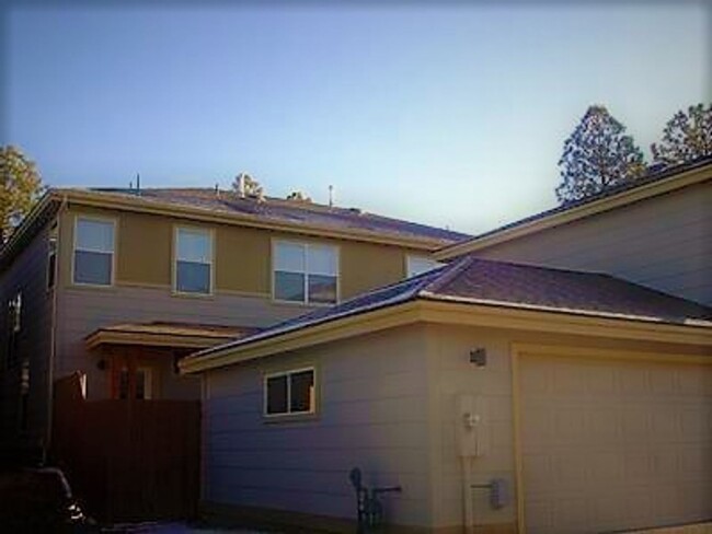 Building Photo - Westside 4 Bed, 2.75 Bath Townhouse w/Gara...