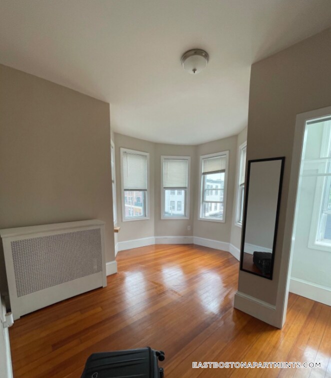 Building Photo - 241 Maverick St