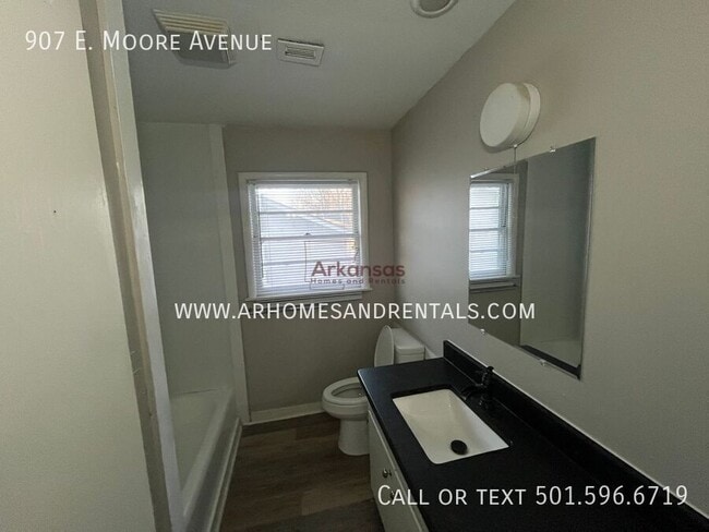 Building Photo - 907 E Moore Ave