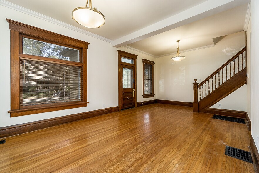 Building Photo - 986 Neil Ave