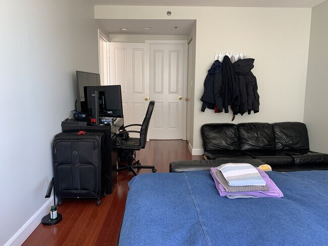 Building Photo - 8-10 Museum Way