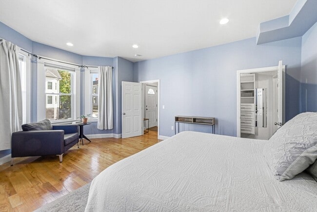 Building Photo - 659 Moody St