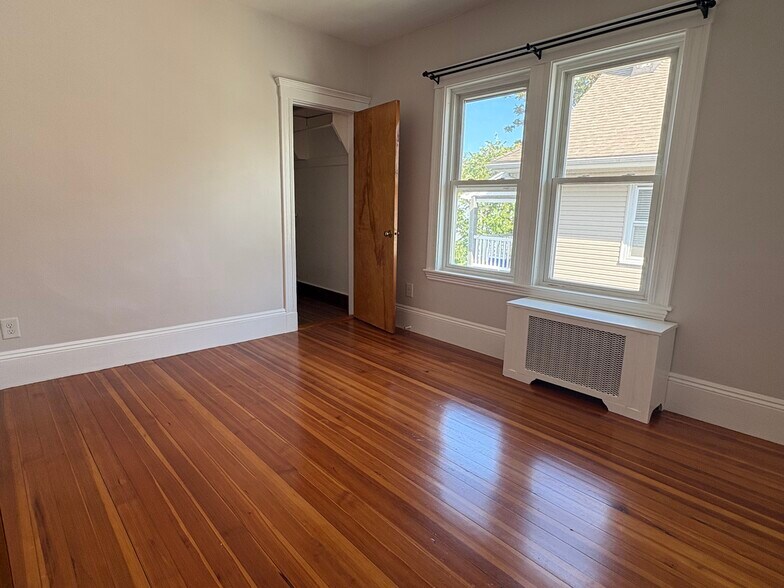 Building Photo - 18 Alexander Ave