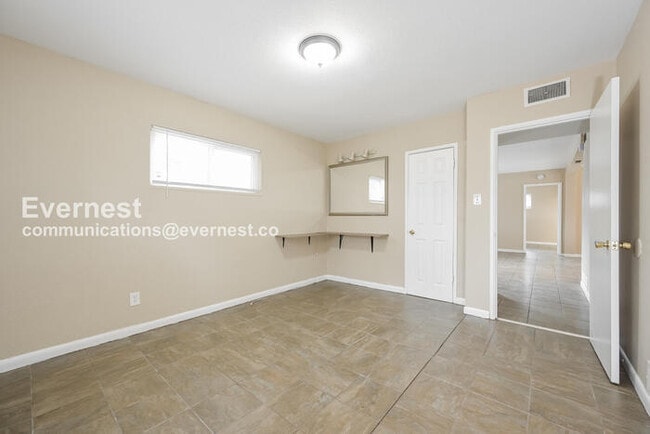 Building Photo - 3 Bed, 2 Bath Home with Fenced Yard / Available Soon!