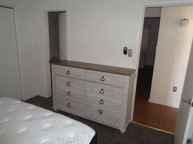 Building Photo - 301 Kings Row Dr