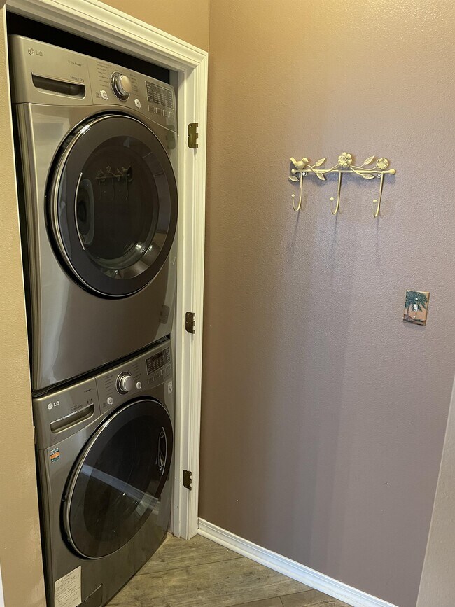 Building Photo - 1322 Treasure Cove