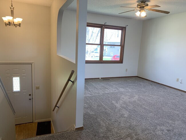 Building Photo - 800 Vassar Cir