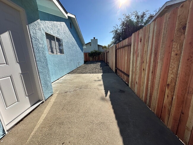 Building Photo - Single level 3BR, 2 BA, 2 car garage