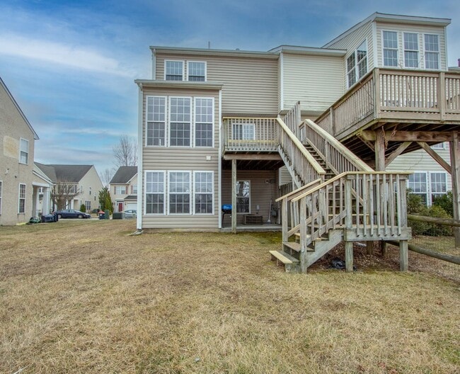 Building Photo - Great Views Overlooking the Golf Course - Large 3 Bedroom End unit TownHouse