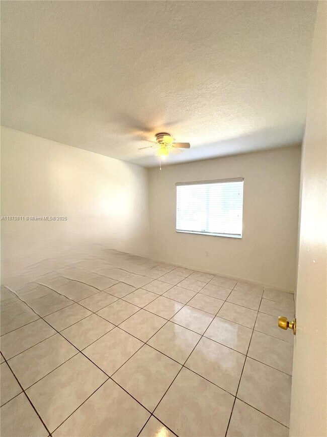 Building Photo - 1240 SE 28th Ct