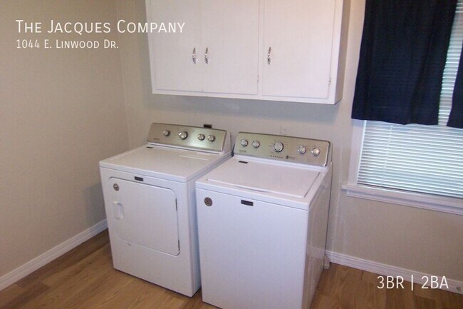 Building Photo - 1044 E Linwood Dr