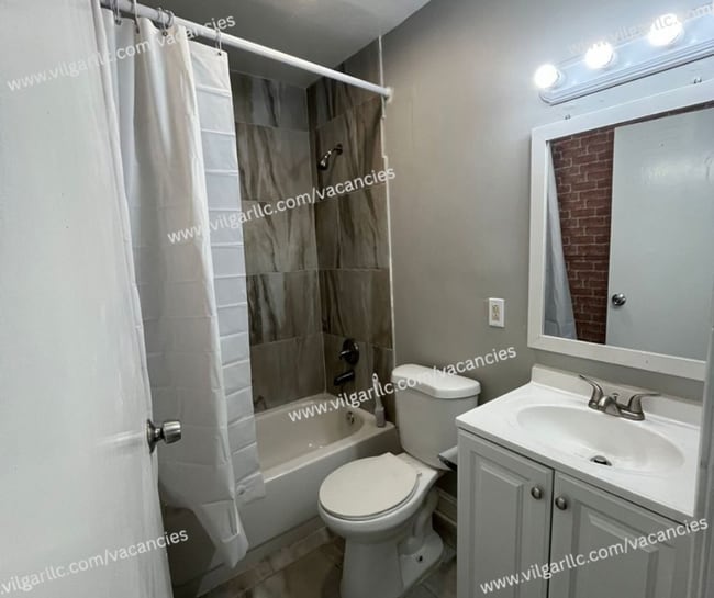 Building Photo - 3 spacious bedrooms, 1 updated bathroom ho...