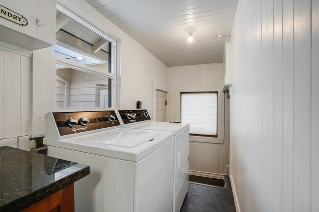 Building Photo - Newly Remodeled 2 Bed, 1 Bath Rental Home in SE Portland!