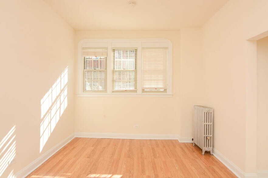Building Photo - 2536 N Sawyer Ave