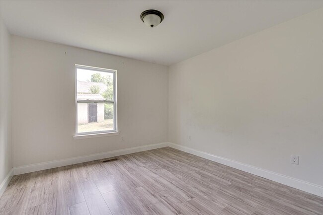 Building Photo - Spacious 4-Bedroom Home in Quiet Neighborh...