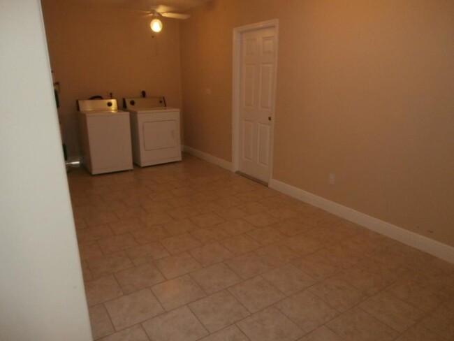 Building Photo - 3/2/2 for Rent (Part of the garage has bee...