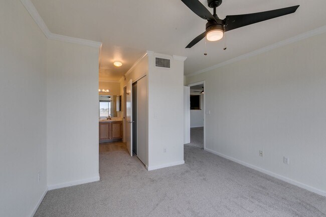 Building Photo - 8070 W Russell Rd