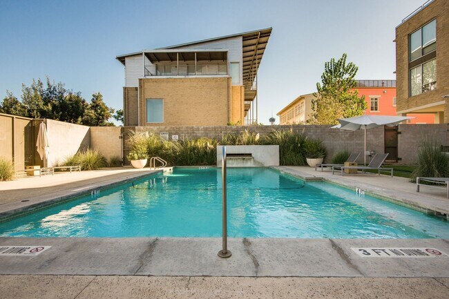Building Photo - FANTASTIC 2-BEDROOM KING WILLIAM CONDOMINIUM
