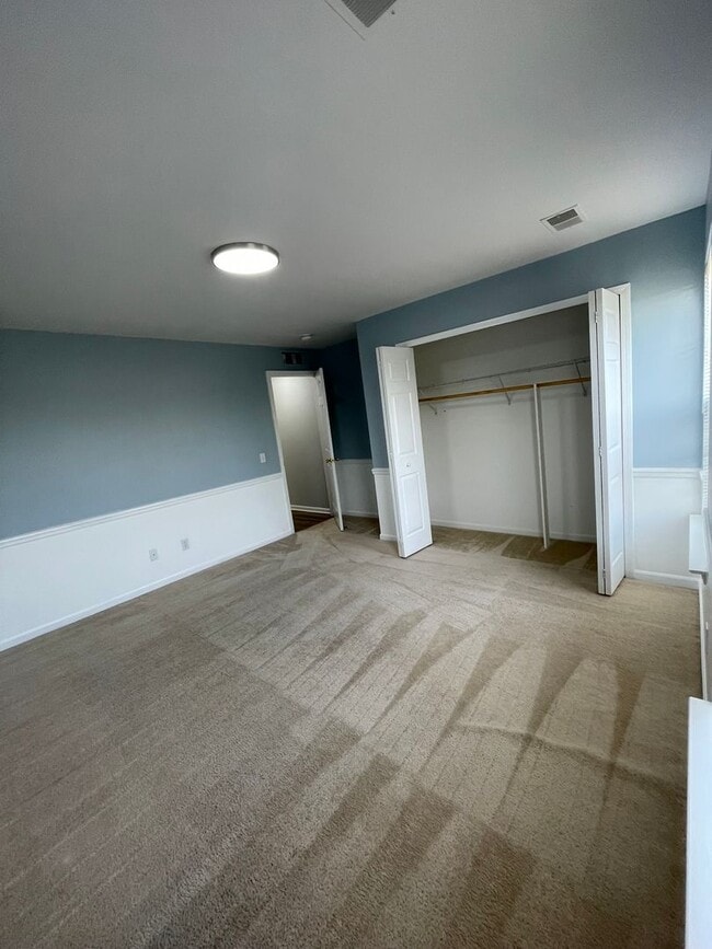 Building Photo - Bright Upper Condo with Garage | Near Shopping & Trails