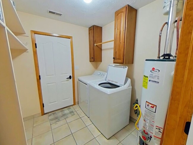 Building Photo - Beautiful Stand Alone Near Golf Course