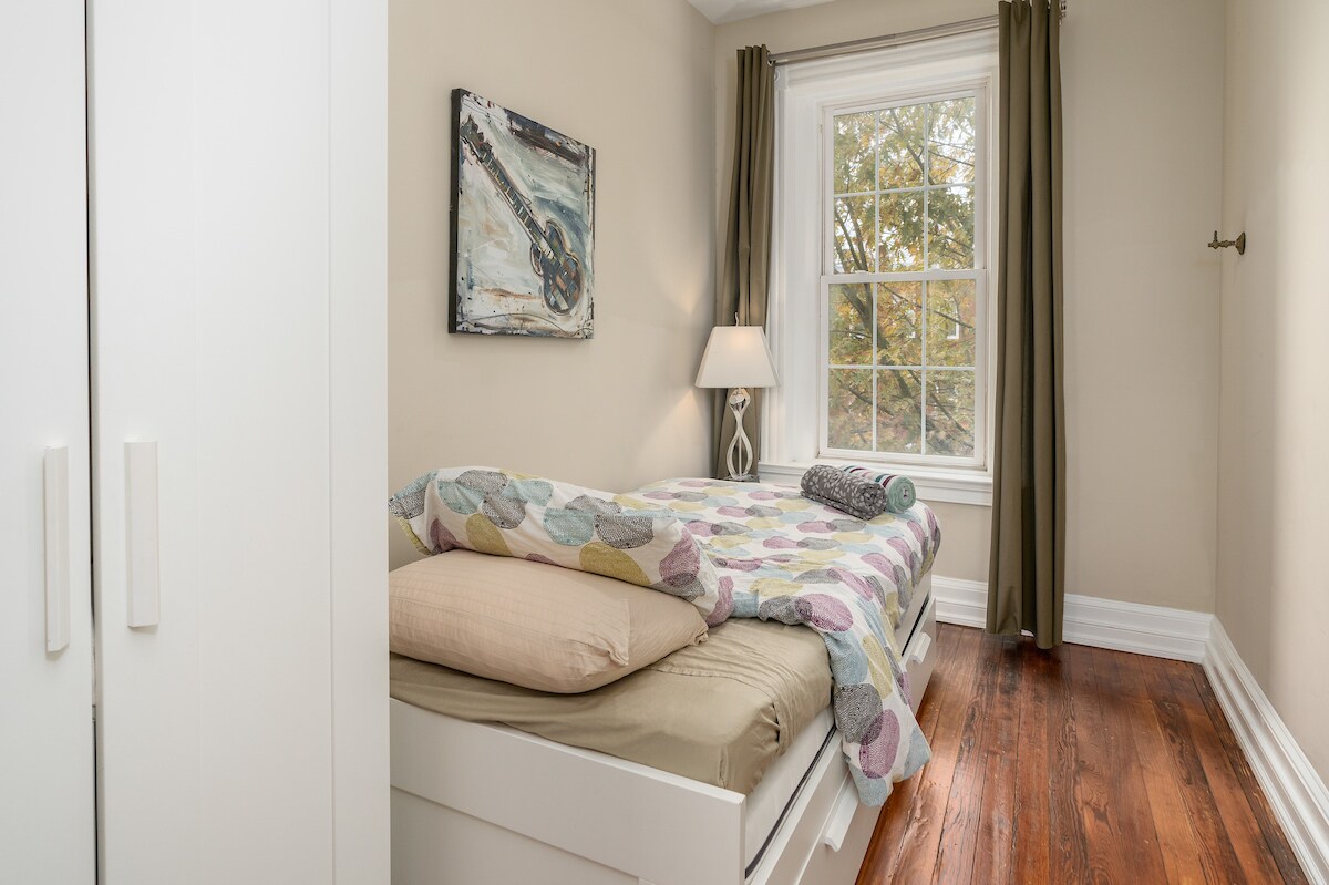 4 bedroom/3 bathroom, fourth bedroom on second floor - 403 P St NW