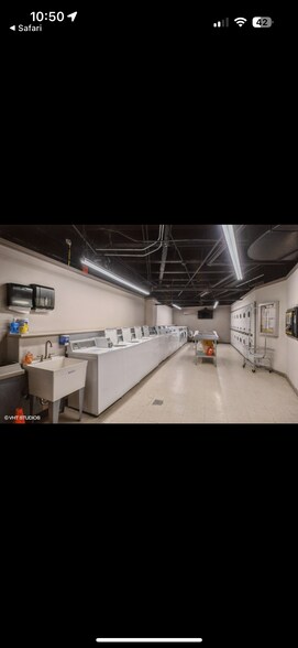 Laundry - 2000 N Lincoln Park W