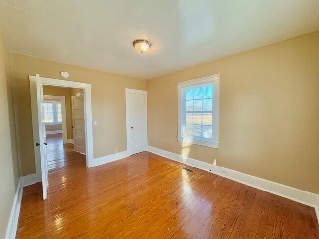 Building Photo - Must See Country Home Minutes to Kerr Lake