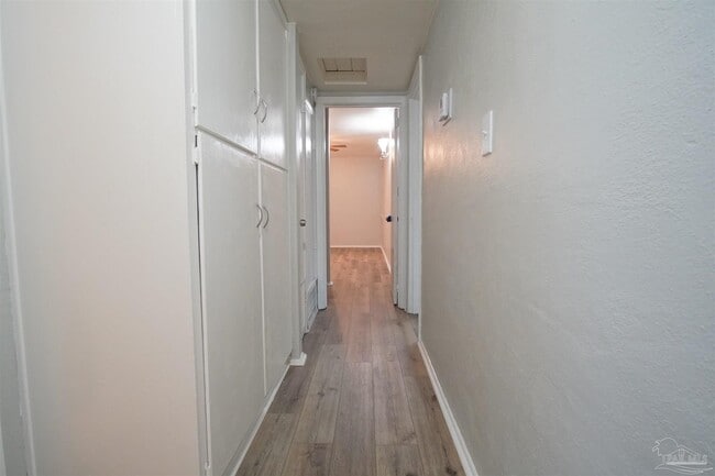 Building Photo - 160 Vassar Dr