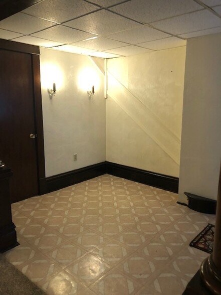 Entryway - 528 S Main St