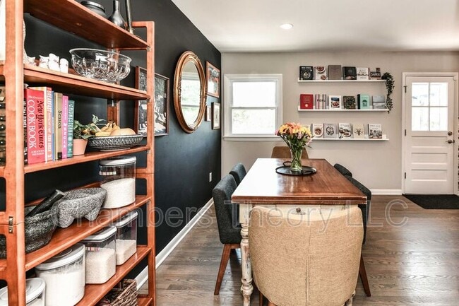 Building Photo - 1015 Woods Pl