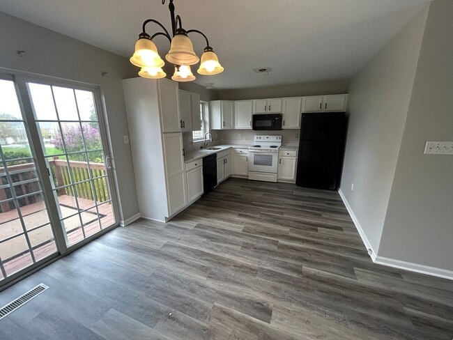 Building Photo - Updated Townhome available now!