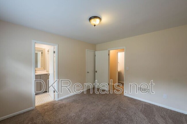 Building Photo - 225 Pebble Trail
