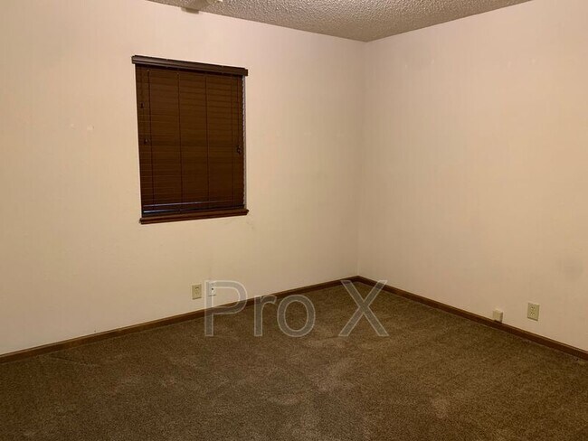 Building Photo - 423 W Elk St