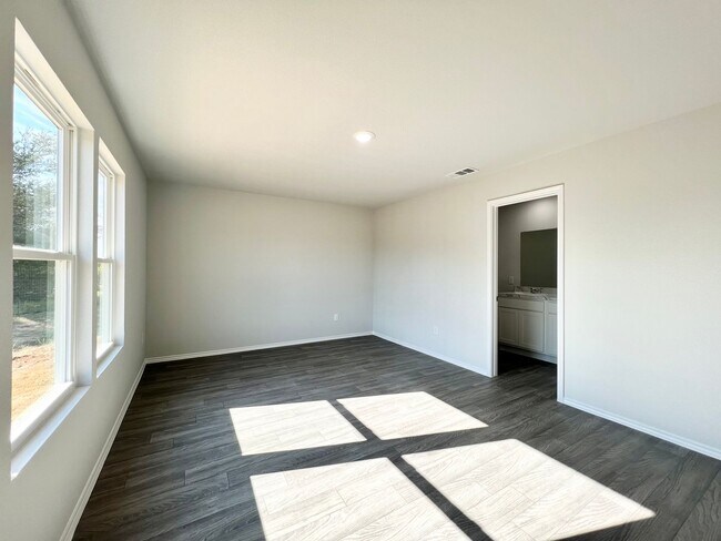 Building Photo - New 4 bedroom, 2 bath in Treaty Oaks Community