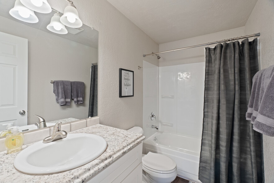 Bathroom - 3012 N Hogan St