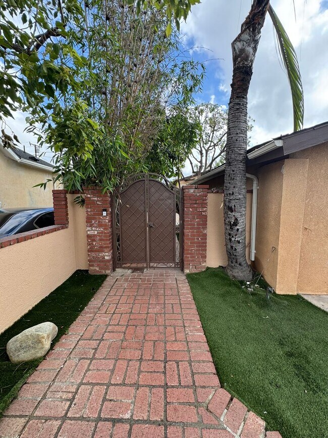 Building Photo - BEAUTIFUL TWO BEDROOM/ONE BATH HOME!