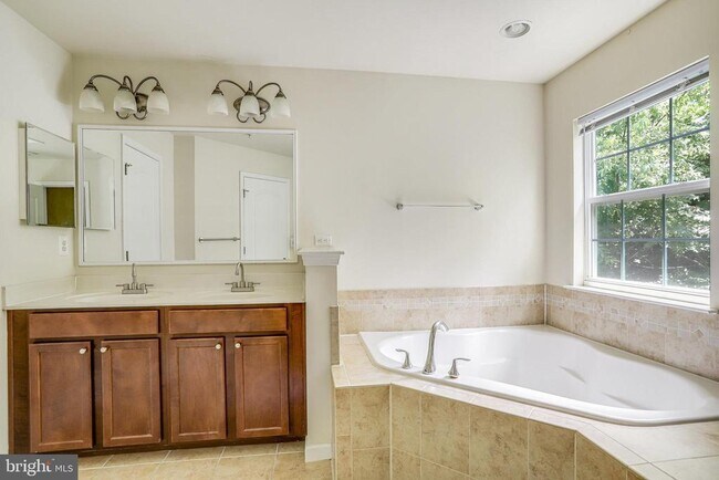 Building Photo - 23210 Roberts Tavern Dr