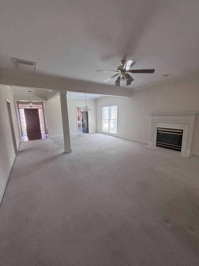 Building Photo - 2 Bed 2 Bath House for rent in time for the school year.