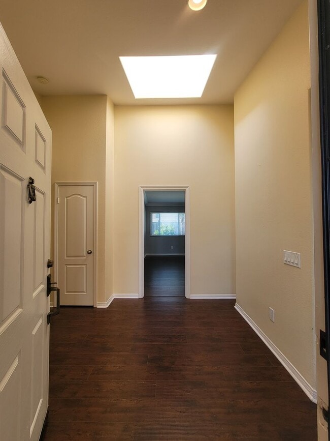 Building Photo - Beautiful 3 Bedroom, 2.5 Bathroom Home wit...
