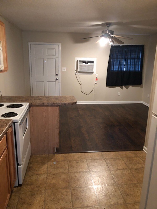 Building Photo - 2231 Forest Lake Dr